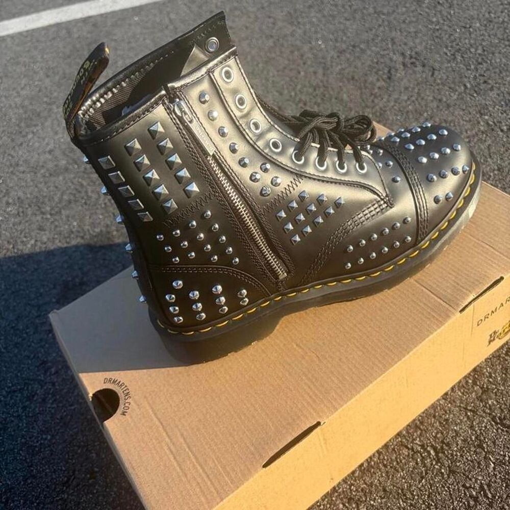 dr martens 1460 black boots rock start studs